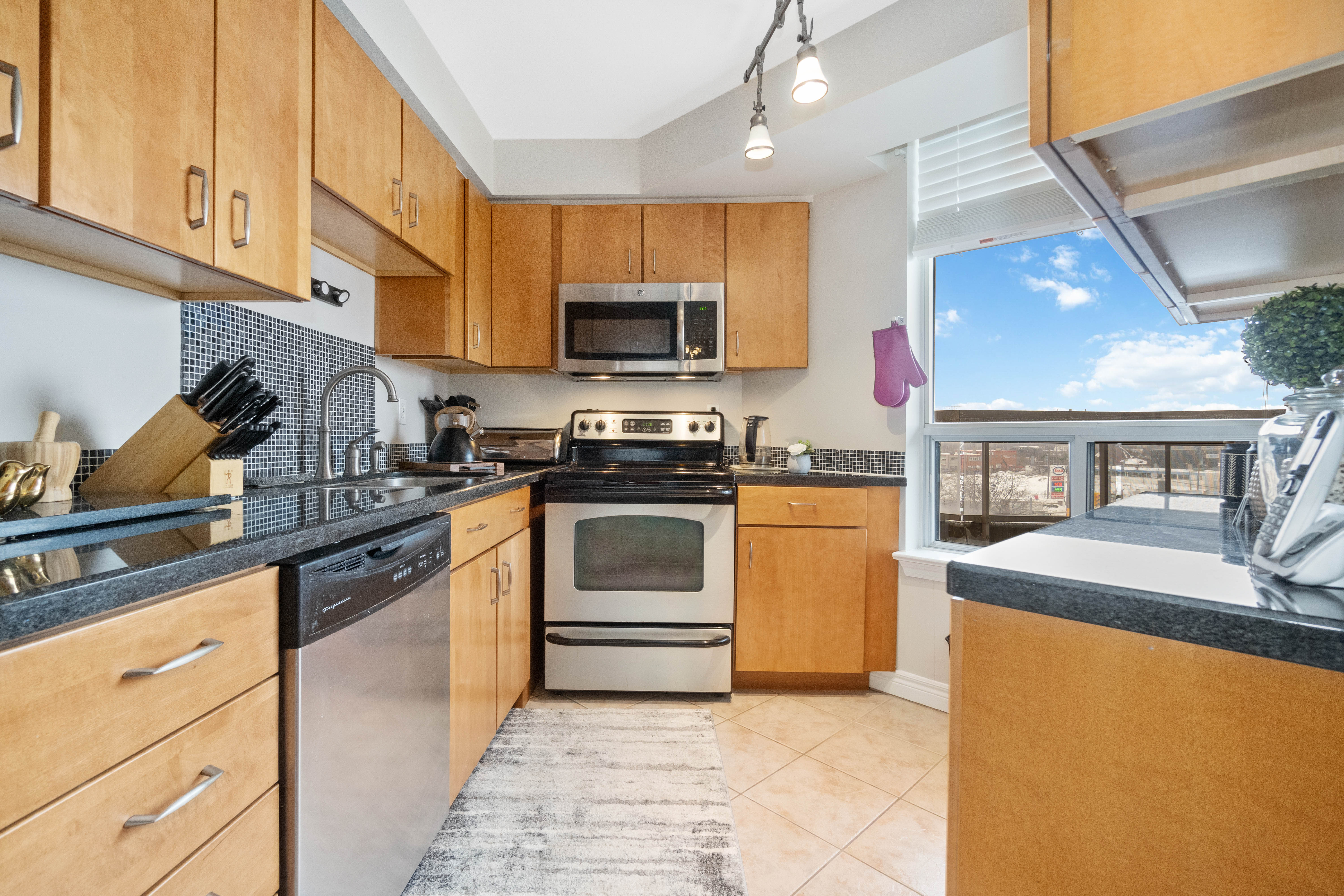 Modern Kitchen. 1700 Eglinton Ave. Top Toronto real estate agents